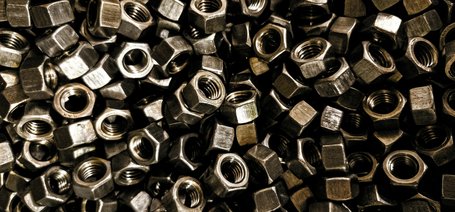 Весенний крепёж: чем надёжнее закрепить шпалеры для винограда и помидоров